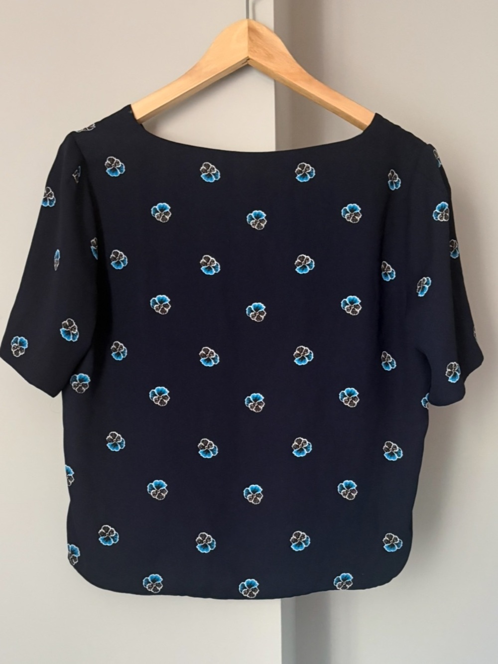 Babaton Aritzia Navy Floral V-Neck Boxy Top Size M - Picture 3 of 3